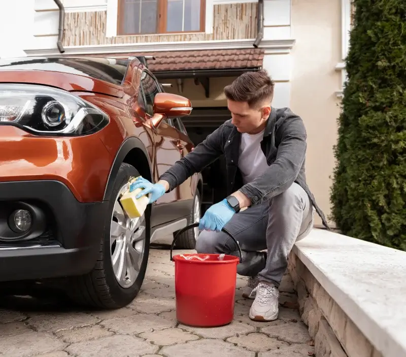 Lavage auto à domicile Guitalens-L'Albarède : professionnel intervenant sur un véhicule
